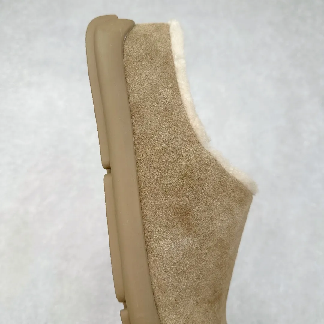Pick up locally💰520 UGG 1688 Little Potato all-inclusive autumn and winter sheep fur integrated snow boots. All shoes are made from the same factory as ZP. Longfeng A-grade Australian imported sheep fur integrated brand OEM production line. Fully follow the ZP process. OEM original pattern maker adheres to the principle of no original shoes and no development selection. Pay attention to every detail. The most authentic version on the market TREADLITE "Light Wing" technology outsole Lightweight/durable/flexible/pile size: 35 36 37 38 39 40 Coding: by2936090